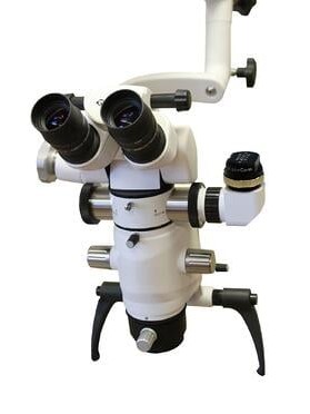 Ein Mikroskop mit mehreren Objektiven und einem Okular, auf dem eine ScopeCam-Kamera montiert ist. Die Kamera befindet sich auf der rechten Seite des Mikroskops, während die Okulare nach vorne zeigen.